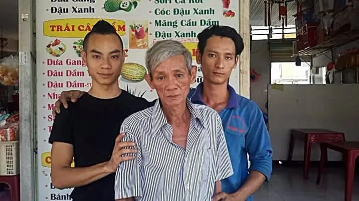 Nguyễn Việt Nam cùng cha và anh trai sáng 23-11